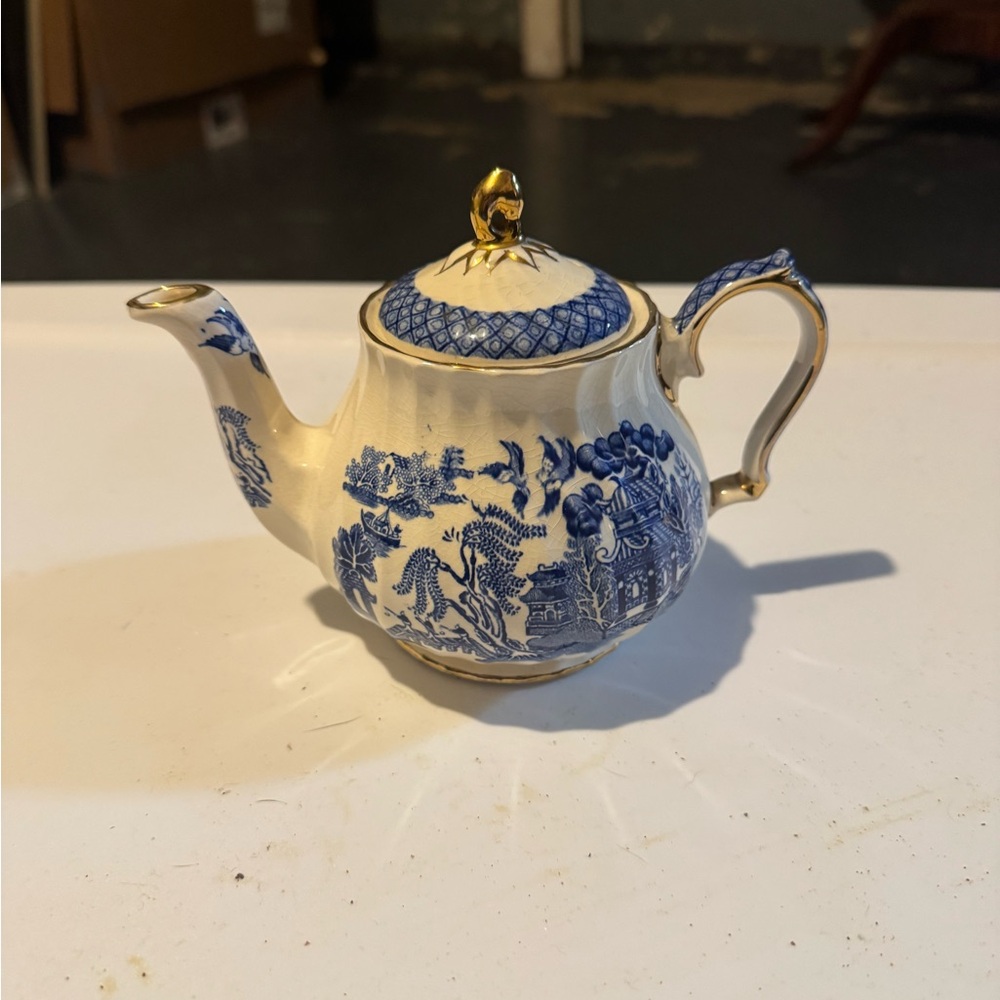 Elegant blue willow Teapot